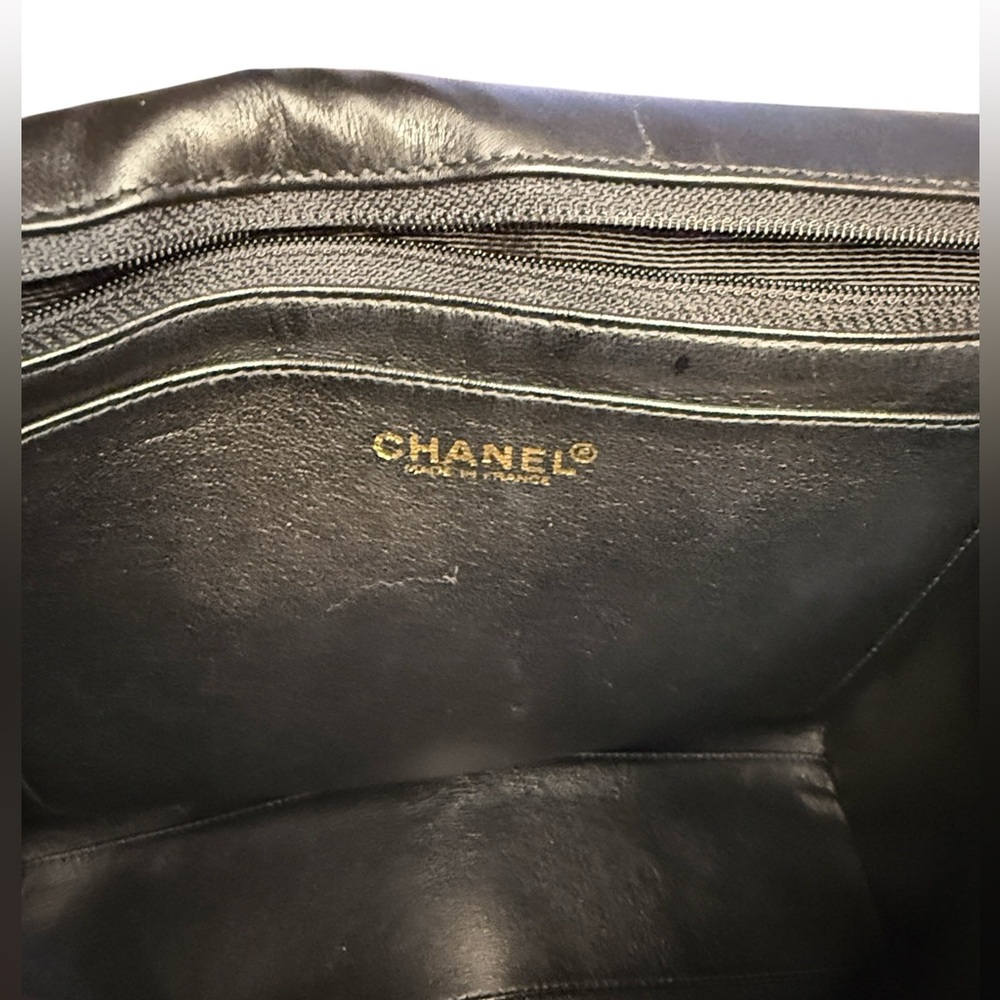 🖤 Chanel Vintage Matelassé “So Black” CC Lock Flap – Medium - Picture 11 of 12